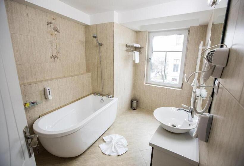 小型套房, Helin Central