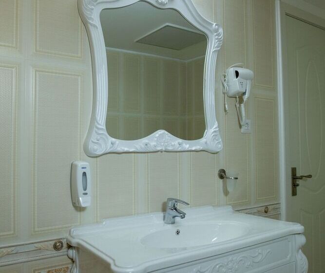 标准间, Helin Central