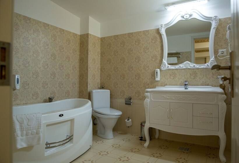 高级大房间, Helin Central