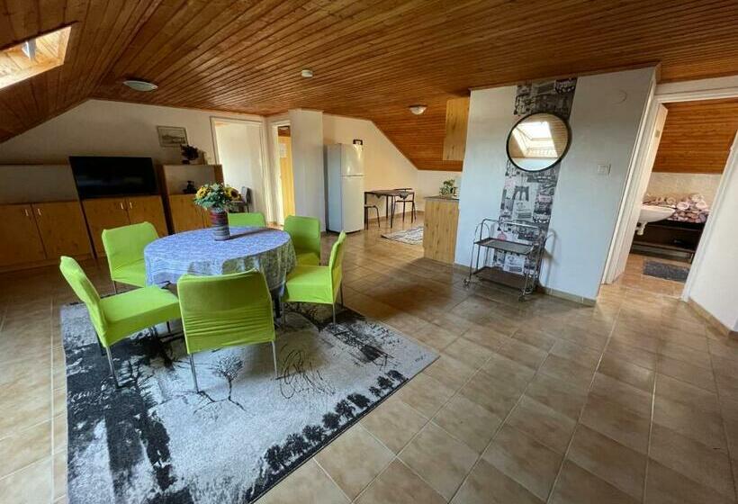 דירת שני חדרים, Hot L Mini