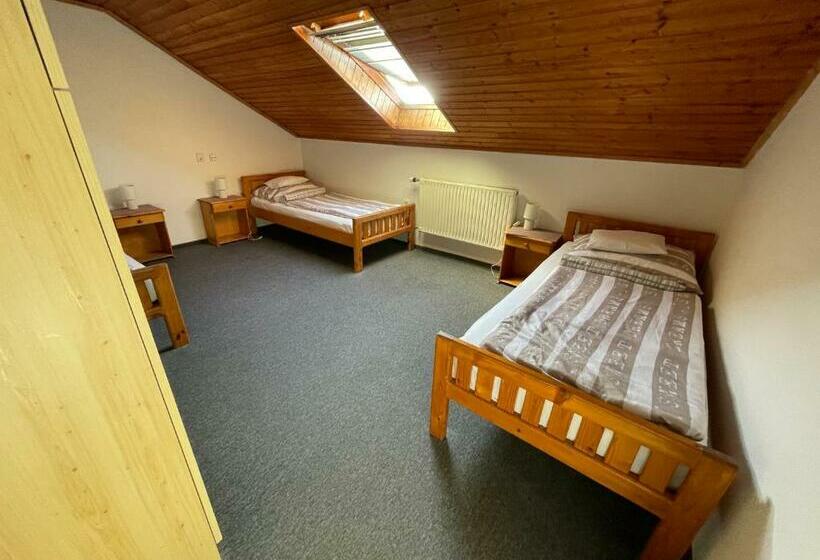 דירת שני חדרים, Hot L Mini