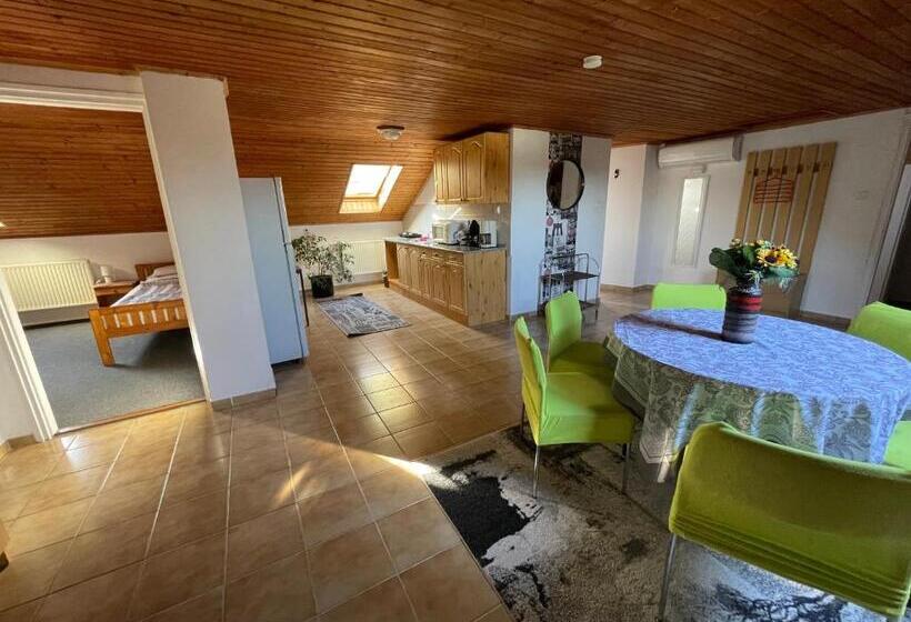 דירת שני חדרים, Hot L Mini