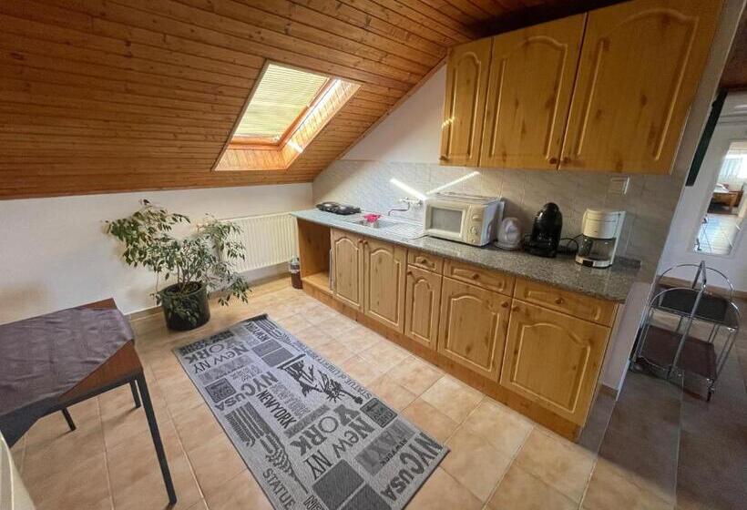 דירת שני חדרים, Hot L Mini