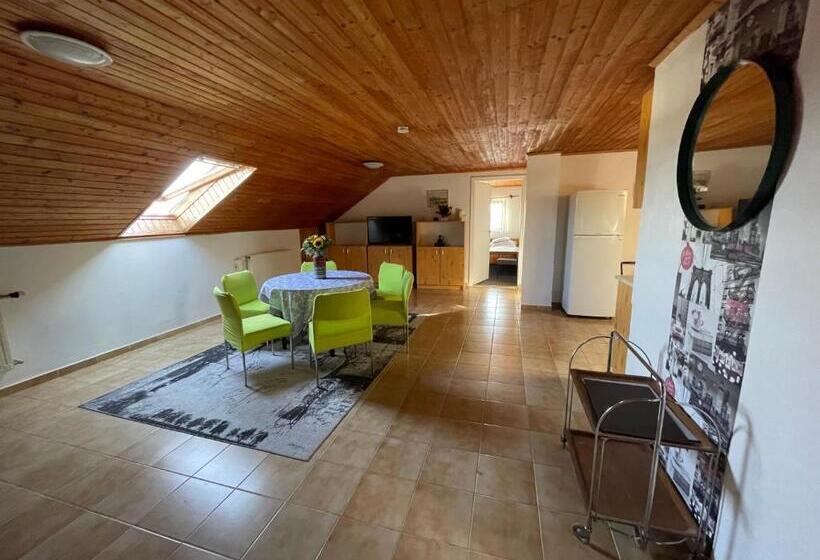 דירת שני חדרים, Hot L Mini