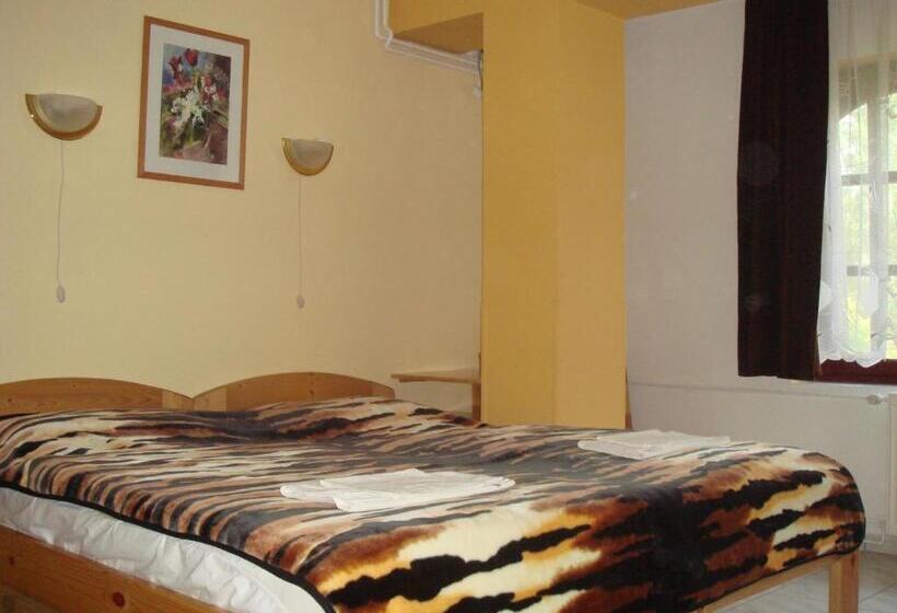 إستوديو قياسى, Róza Hotel és Apartmanház