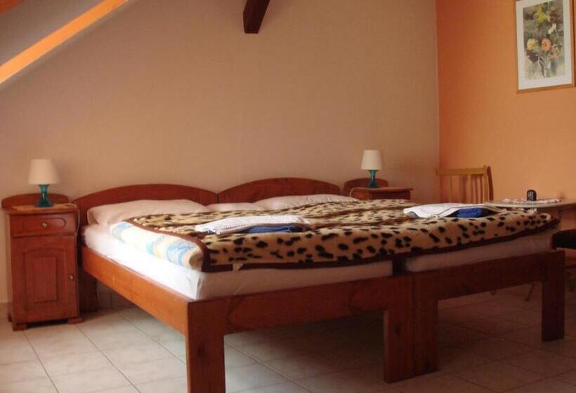 إستوديو قياسى, Róza Hotel és Apartmanház