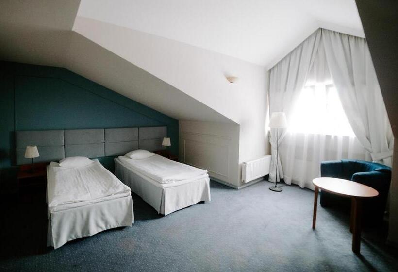 اتاق لوکس, Senator