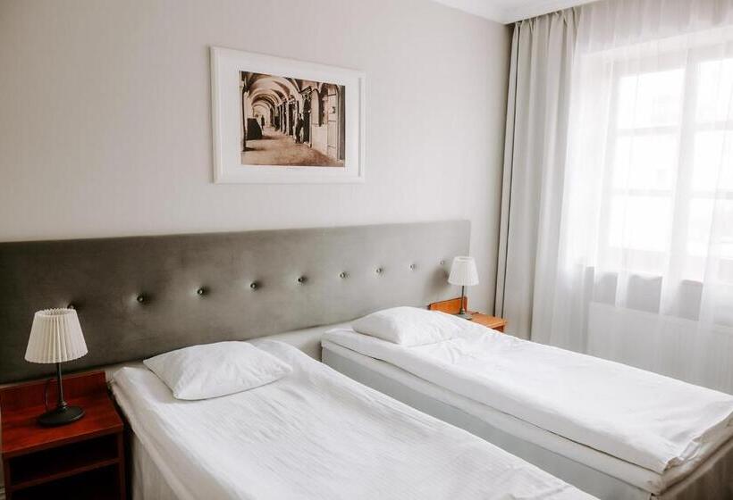 اتاق استاندارد یک نفره, Senator