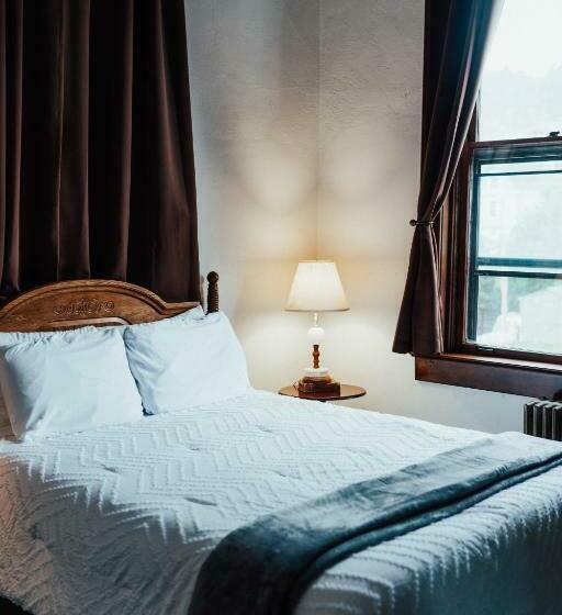 סוויטה אקזקיוטיב, Town Hall Inn