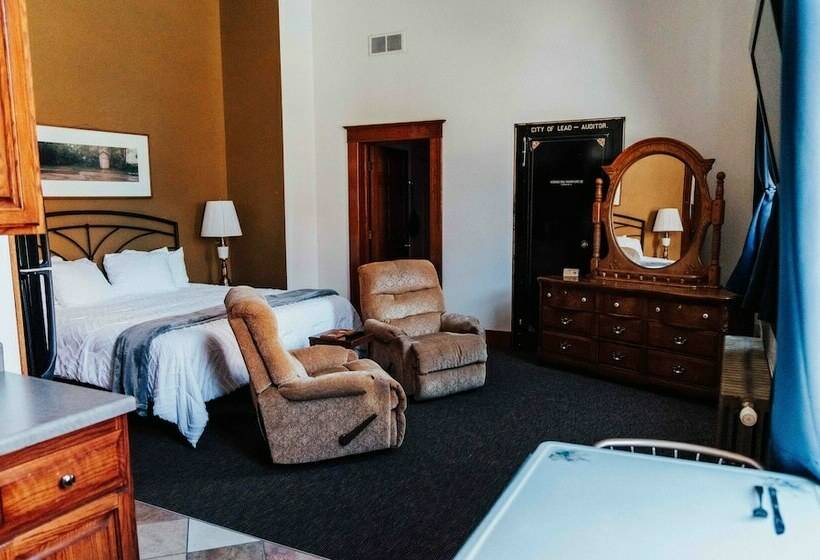 סטודיו דלוקס, Town Hall Inn