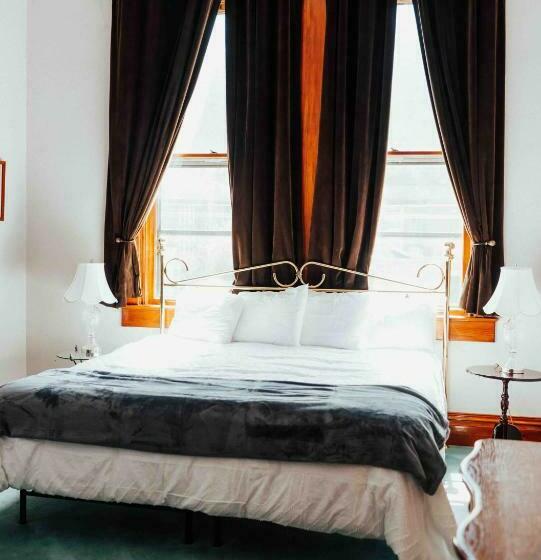 סוויטת פרמיום, Town Hall Inn