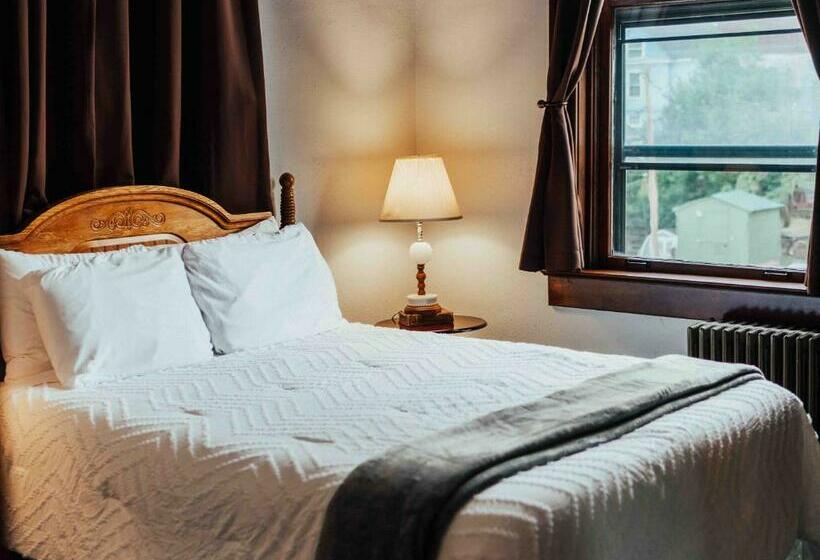 סוויטה אקזקיוטיב, Town Hall Inn