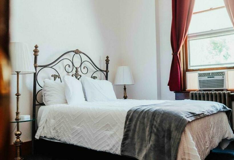 סוויטה, Town Hall Inn