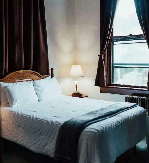 סוויטה אקזקיוטיב, Town Hall Inn