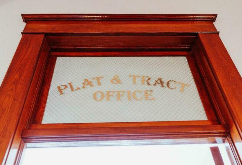 סוויטת פרמיום, Town Hall Inn