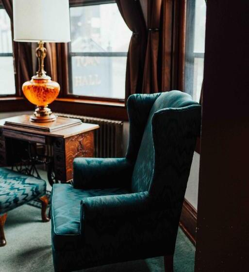 סוויטה דלוקס, Town Hall Inn