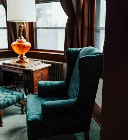 デラックススイート, Town Hall Inn
