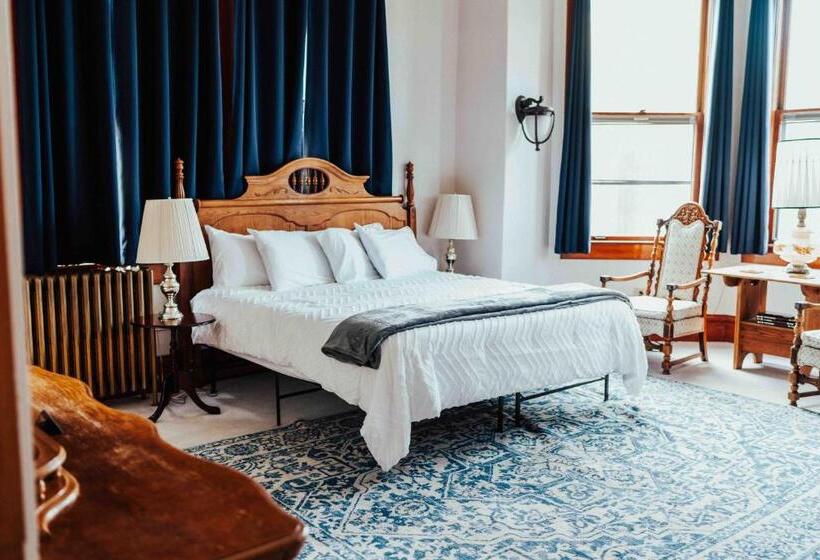 סוויטת פרמיום, Town Hall Inn