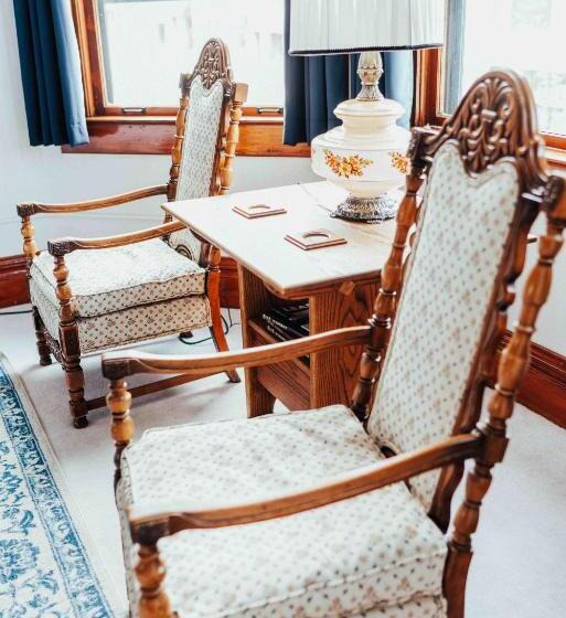 סוויטת פרמיום, Town Hall Inn