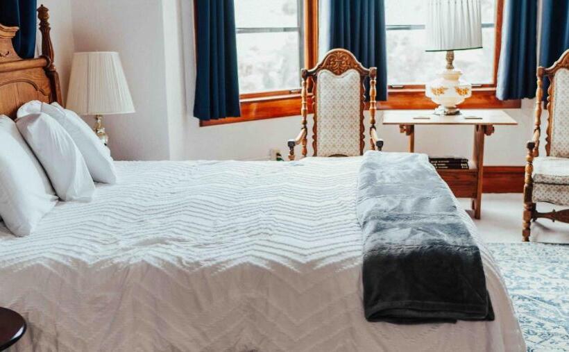 סוויטת פרמיום, Town Hall Inn