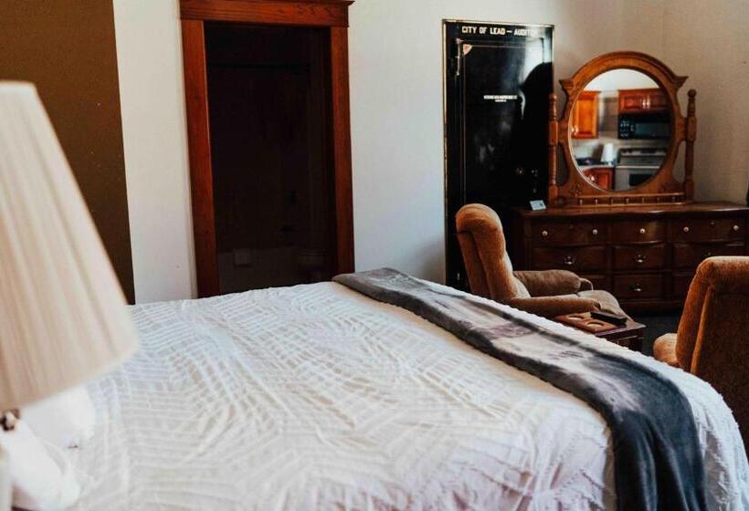 סטודיו דלוקס, Town Hall Inn