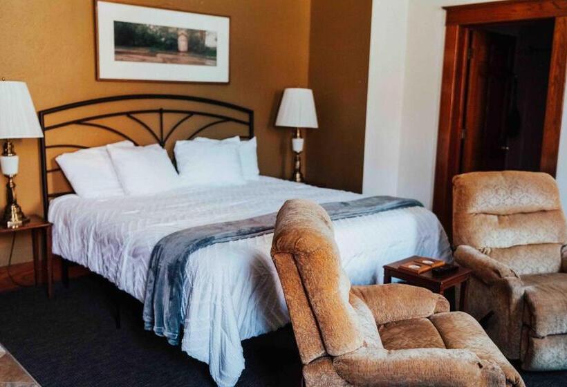 סטודיו דלוקס, Town Hall Inn