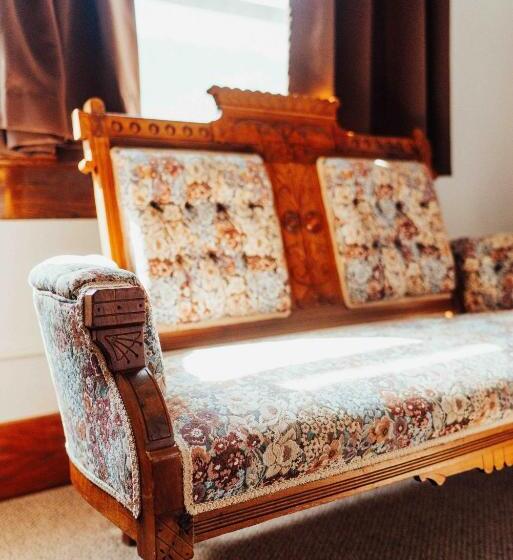 סוויטה, Town Hall Inn