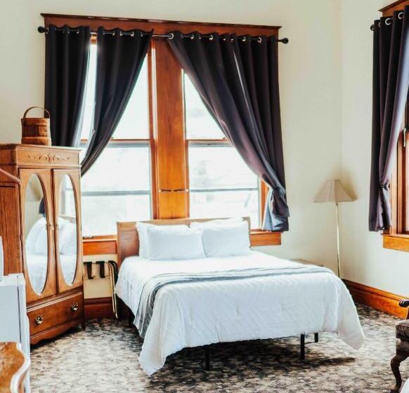 סוויטה דלוקס, Town Hall Inn