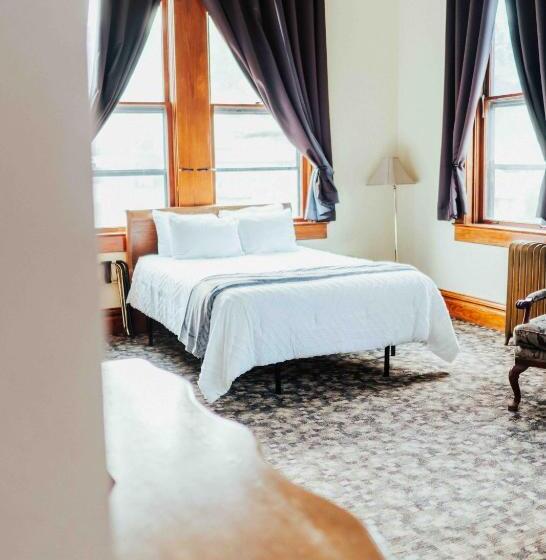 סוויטה דלוקס, Town Hall Inn