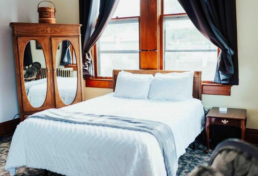 סוויטה דלוקס, Town Hall Inn