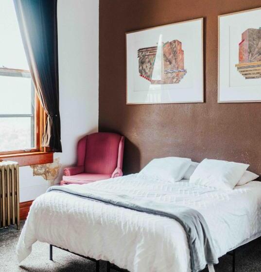 סוויטה, Town Hall Inn