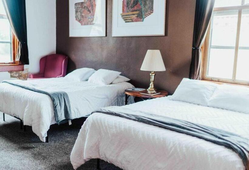 סוויטה, Town Hall Inn