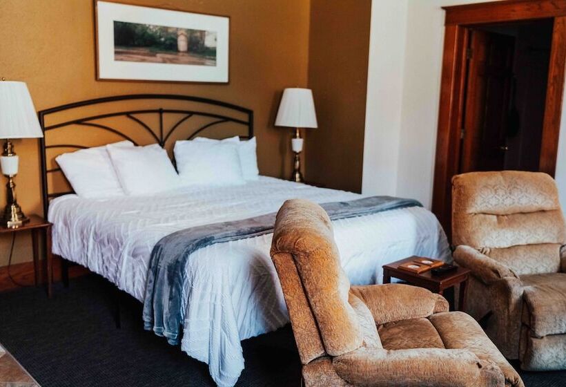 סטודיו דלוקס, Town Hall Inn