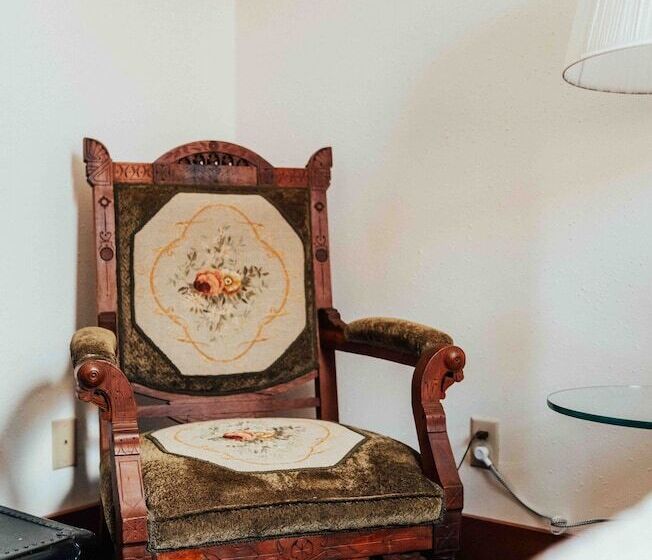 סוויטה, Town Hall Inn