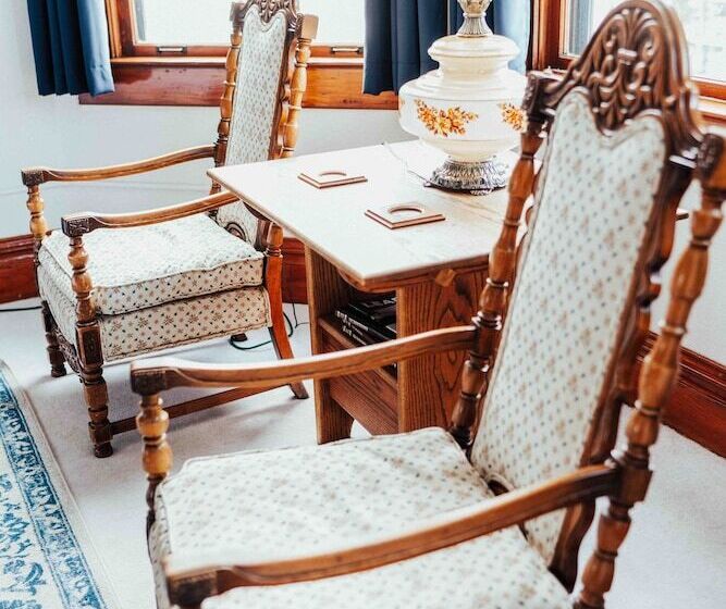 סוויטה דלוקס, Town Hall Inn