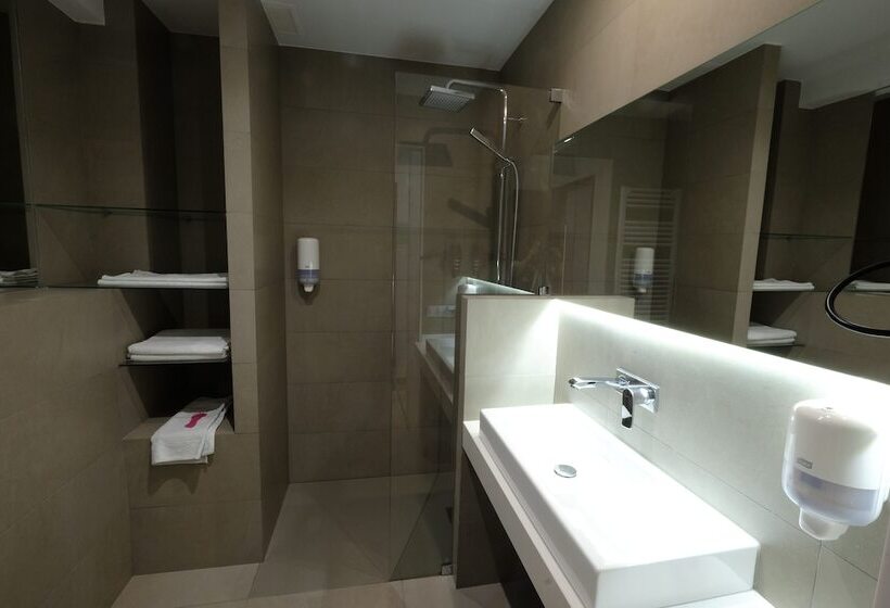 标准三人间, Vila Da Guarda