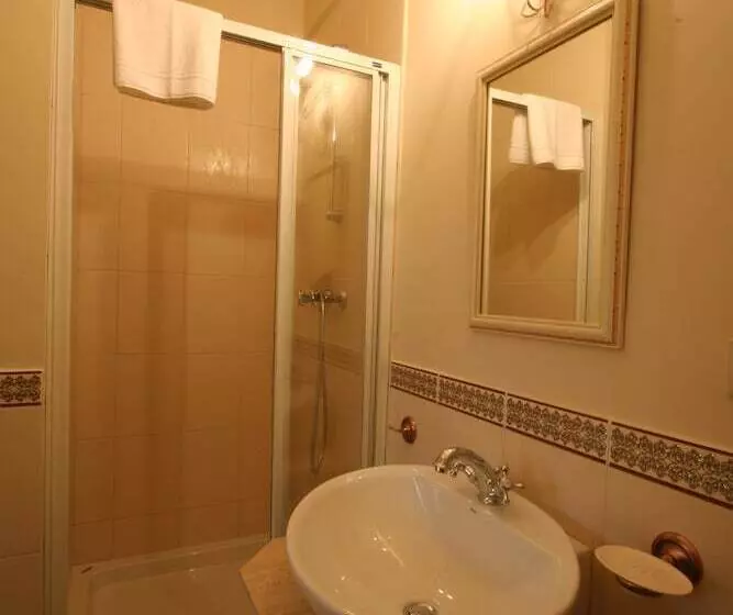 اتاق استاندارد سه نفره, Villa Estera   Hotel & Restauracja