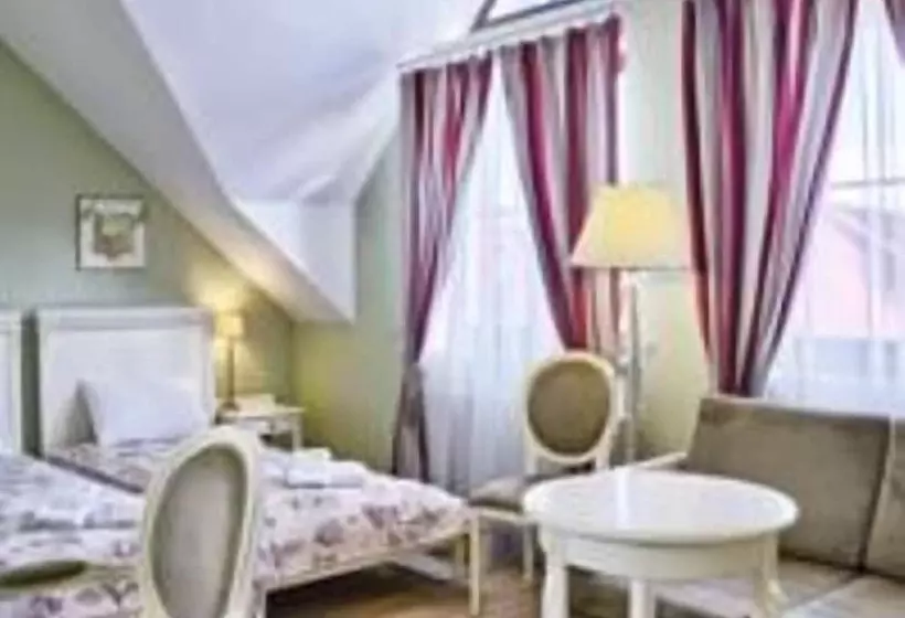 اتاق استاندارد سه نفره, Villa Estera   Hotel & Restauracja