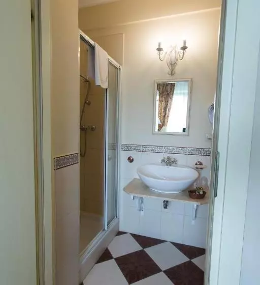 اتاق استاندارد سه نفره, Villa Estera   Hotel & Restauracja
