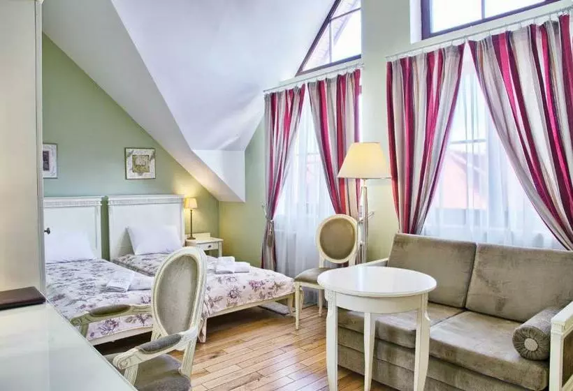 اتاق استاندارد سه نفره, Villa Estera   Hotel & Restauracja