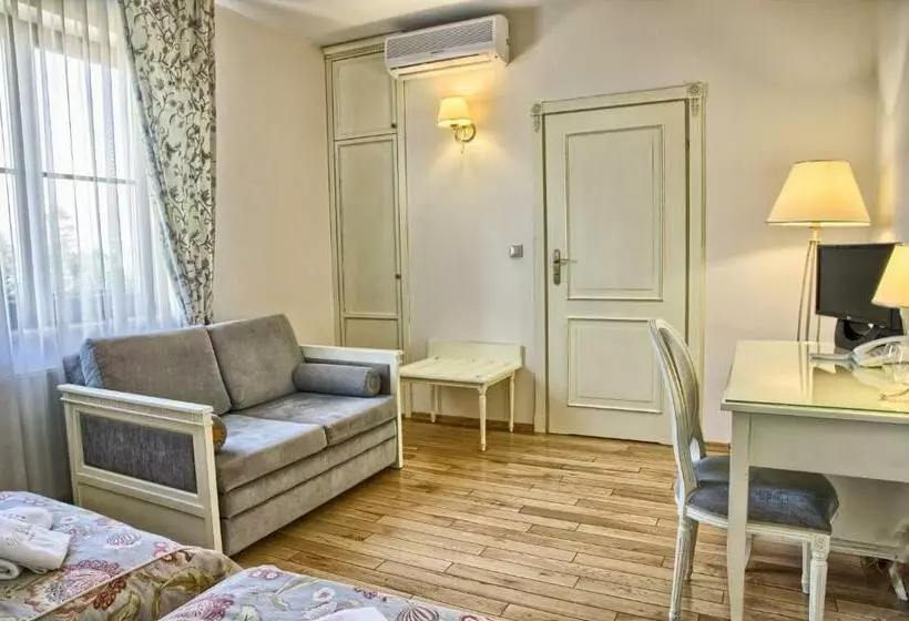 اتاق استاندارد سه نفره, Villa Estera   Hotel & Restauracja