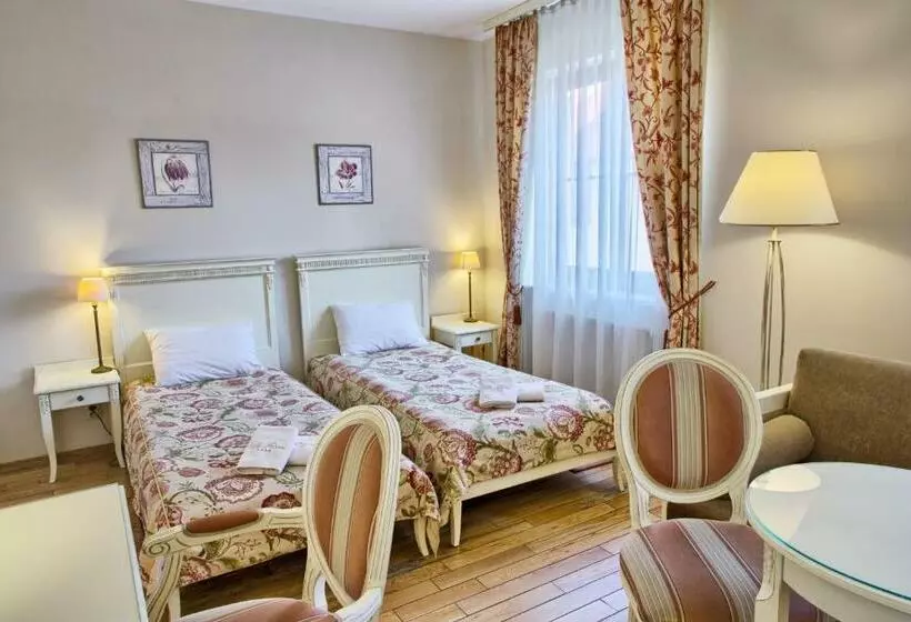 اتاق استاندارد سه نفره, Villa Estera   Hotel & Restauracja