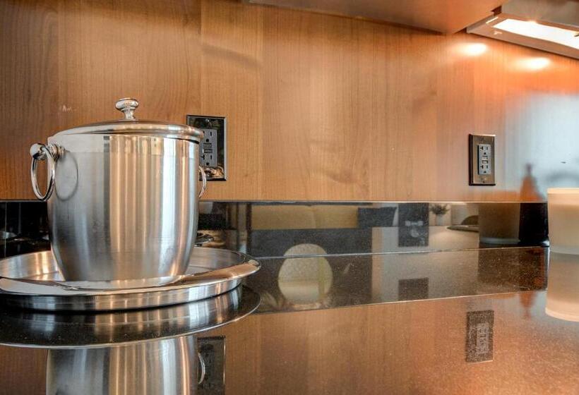 패밀리 스튜디오, Elite Studio Mgm Signature Balcony Strip View