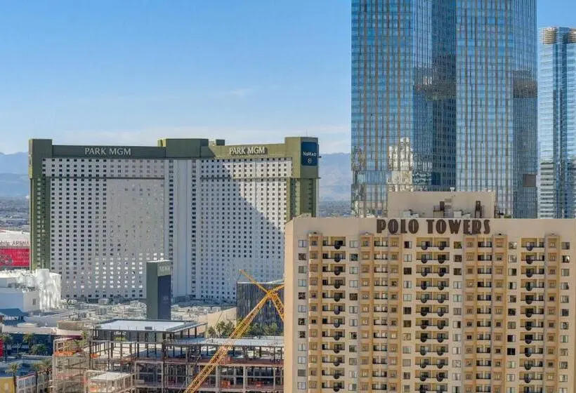 استودیو خانوادگی, Elite Studio Mgm Signature Balcony Strip View