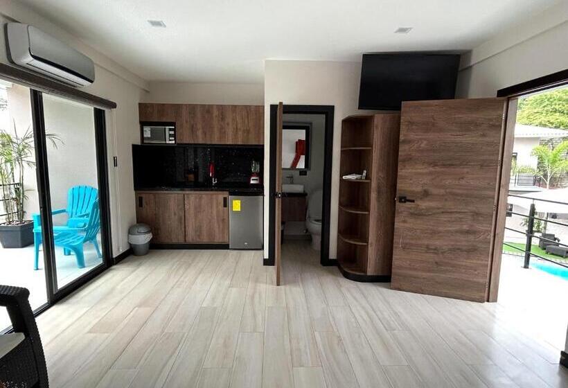 סוויטת ג'וניור עם מרפסת, Ocean Drive Lodge