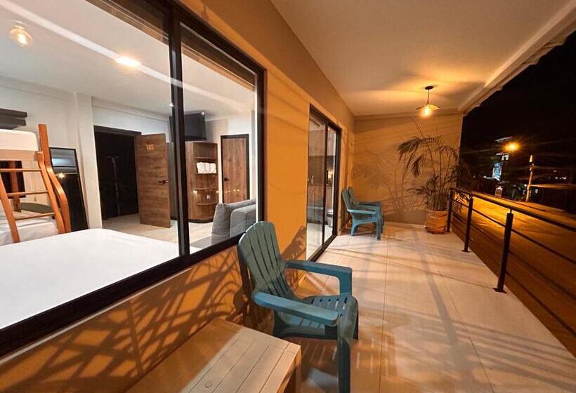 סוויטת ג'וניור עם מרפסת, Ocean Drive Lodge