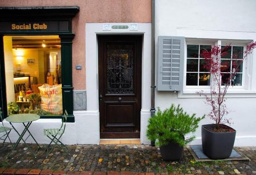 استودیوی لوکس, Many S Historical City Central Apartments