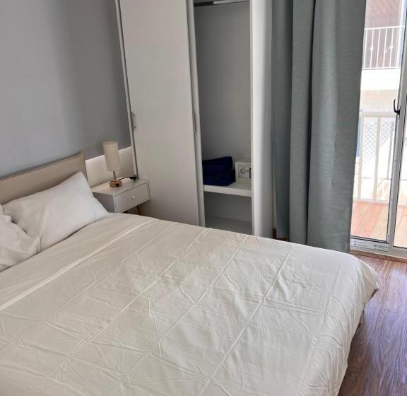 غرفة قياسية مزوَّدة بشُرفة, Emy House