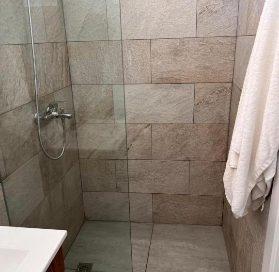 غرفة قياسية مزوَّدة بشُرفة, Emy House