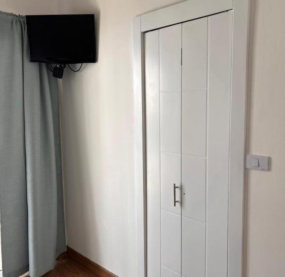 غرفة قياسية مزوَّدة بشُرفة, Emy House